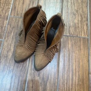 Coconuts by Matisse fringe booties. Size 8